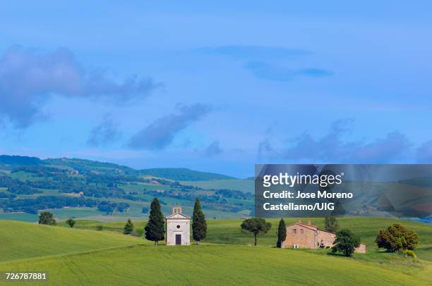 orcia valley, vitaleta chapel, pienza, tuscany, italy - capella di vitaleta fotografías e imágenes de stock