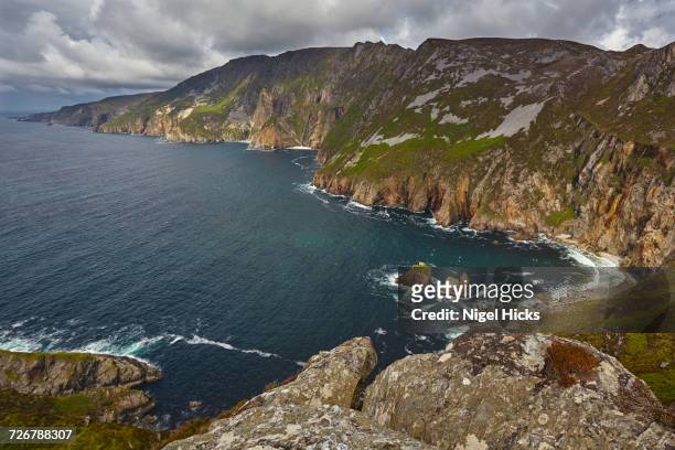 the cliffs at slieve league, near killybegs, county donegal, ulster, republic of ireland, europe - slieve league donegal stock pictures, royalty-free photos & images