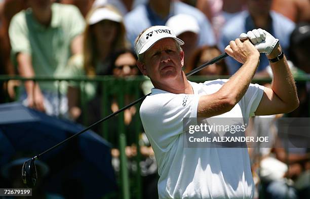 Sun City, SOUTH AFRICA: Colin Montgomerie tees off at the 1st hole on day one of Nedbank Golf Challenge first round in Sun City 30 November 2006....