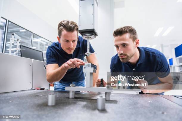 two men at a machine in testing instrument room - industriële vormgever stockfoto's en -beelden