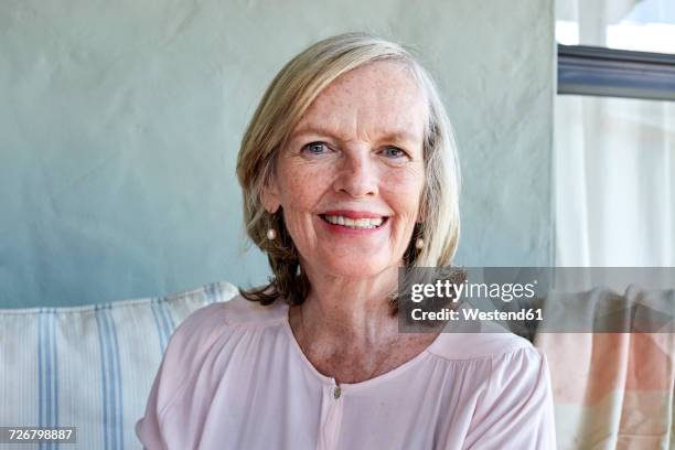 portrait of smiling senior woman - keratosis photos et images de collection