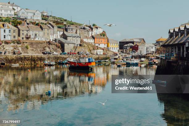 uk, england, cornwall, fishing harbour in mevagissey - vissersdorp stockfoto's en -beelden