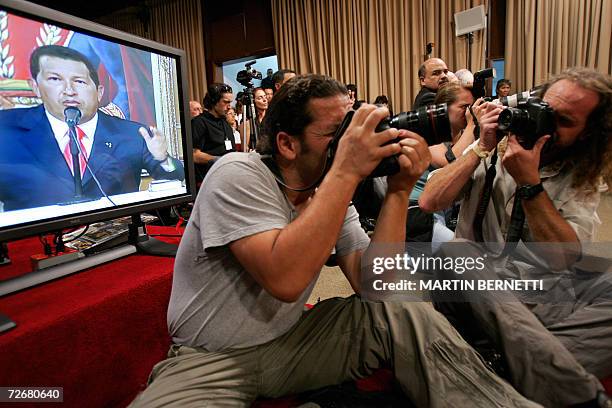 Fotografos participan en una rueda de prensa del presidente de Venezuela y candidato a la reeleccion Hugo Chavez, en Caracas el 30 de noviembre de...