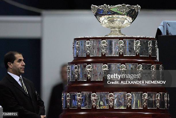 Moscow, RUSSIAN FEDERATION: A Security officer guards the Davis Cup trophy during the final match of the tournament in Moscow, 01 December 2006....