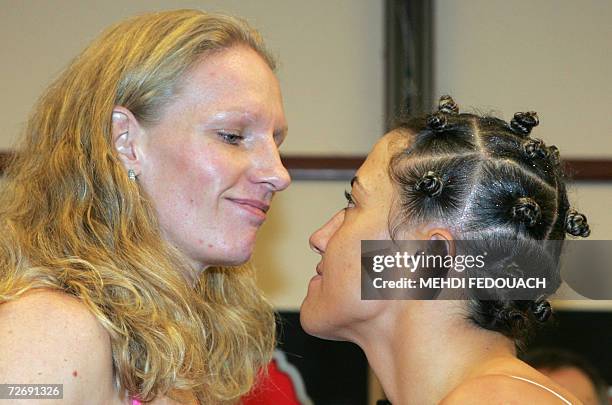 Levallois-Perret, FRANCE: Anne-Sophie Mathis poses with Myriam Lamare, 01 December 2006 during the weigh-in in Levallois Perret, near Paris, on the...