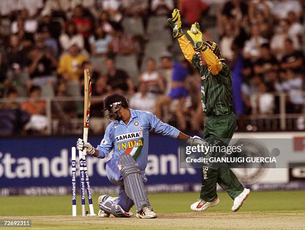 Johannesburg, SOUTH AFRICA: South African wicketkeeper AB de Villiers unsuccesfully attempts, 01 December 2006, to run out Indian batsman Dinesh...
