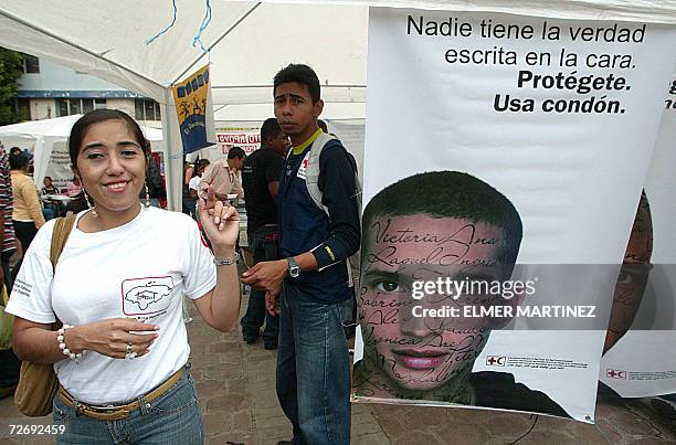 Tegucigalpa, HONDURAS: Una joven se retira de un laboratorio movil luego de someterse a un test de VIH/SIDA durante un acto de conmemoracion del...