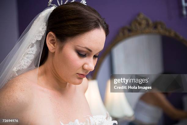 bride getting ready with help from her mother - bride veil stock pictures, royalty-free photos & images