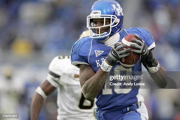 Keenan Burton of the Kentucky Wildcats runs the ball during the game against the Vanderbilt Commodores on November 11, 2006 at Commonwealth Stadium...