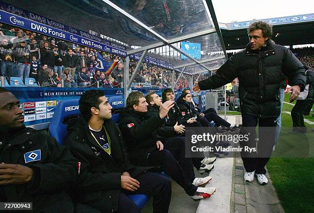 Coach Thomas Doll of Hamburg claps hands with his players prior to the Bundesliga match between VFL Bochum and Hamburger SV at the Rewirpower Stadium...