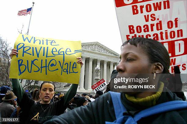 Washington, UNITED STATES: TO GO WITH AFP STORY: USA-justice-society-education In this 01 April 2003 file photo, demonstrators supporting affirmative...