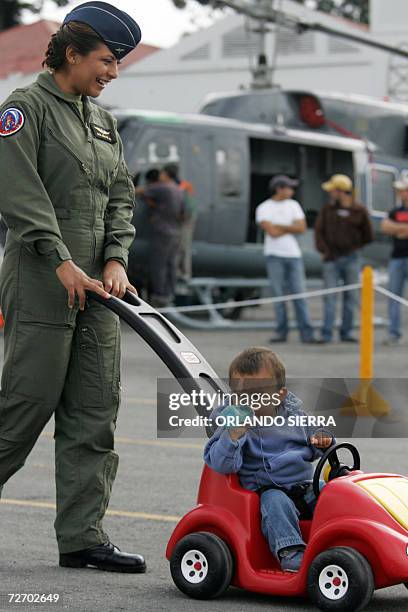 La sub teniente de aviacion Rhonda Vanessa Bolanos pasea a su hijo Jose Rodrigo por la rampa de la Fuerza Aerea Guatemalteca , en la periferia sur de...