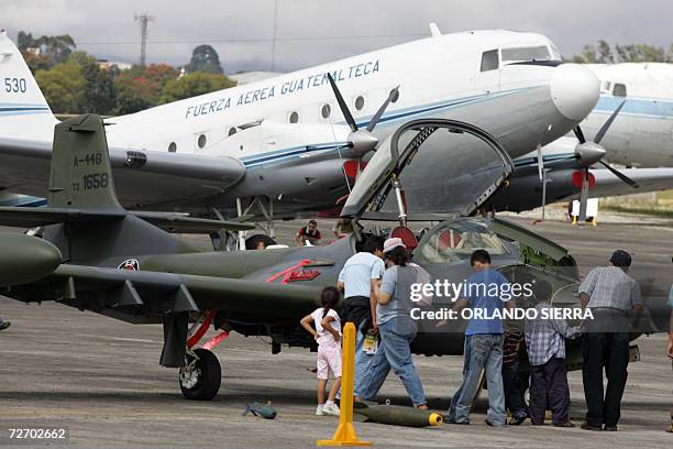 Familias guatemaltecas visitan las instalaciones de la Fuerza Aerea en la periferia sur de Ciudad de Guatemala, el 02 de diciembre de 2006. La Fuerza...