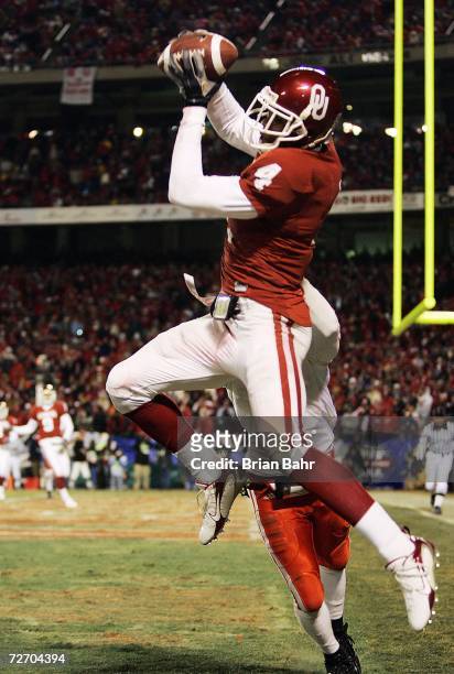 Wide receiver Malcolm Kelly of the Oklahoma Sooners catches a pass for a touchdown against the Nebraska Cornhuskers in the third quarter during the...
