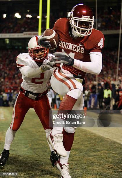 Wide receiver Malcolm Kelly of the Oklahoma Sooners catches a pass for a touchdown against cornerback Cortney Grixby of the Nebraska Cornhuskers in...