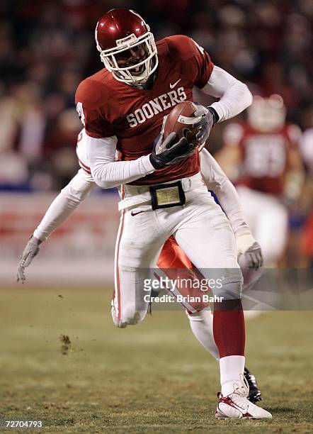 Wide receiver Malcolm Kelly of the Oklahoma Sooners pulls in a 66-yard pass for a touchdown against the Nebraska Cornhuskers in the first quarter...