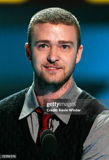 Singer Justin Timberlake accepts the award for Big Music Artist onstage during the VH1 Big in '06 Awards held at Sony Studios on December 2, 2006 in...