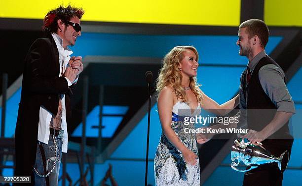 Singer Tommy Lee and actress Hayden Panettiere present the award for Big Music Artist to Justin Timberlake onstage during the VH1 Big in '06 Awards...