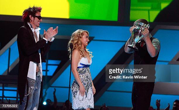 Singer Tommy Lee and actress Hayden Panettiere present the award for Big Music Artist to Justin Timberlake onstage during the VH1 Big in '06 Awards...