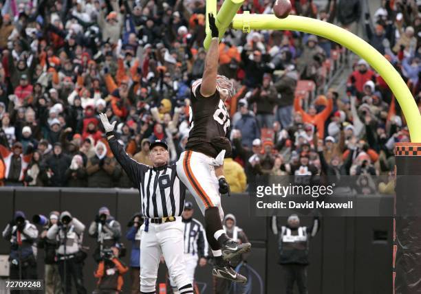 Steve Heiden of the Cleveland Browns celebrates a touchdown against the Kansas City Chiefs during the fourth quarter on December 3, 2006 at Cleveland...