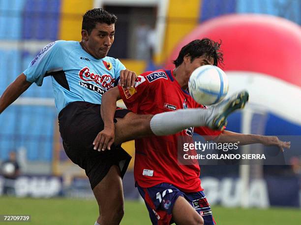 Erick Garcia , defensa del Deportivo Zacapa disputa el balon con Freddy Garcia , delantero del Municipal en el estadio Mateo Flores de Ciudad de...