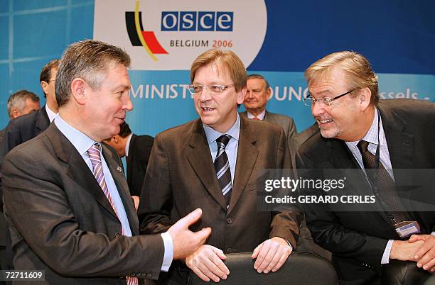 Belgium Foreign Minister Karel de Gucht chats with Belgium Prime Minister Guy Verhofstadt and OSCE vice chairman Pierre Chevalier 04 December 2006...