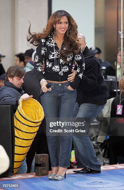 Singer/actress Beyonce Knowles performs on NBC's "Today Show" in Rockefeller Center on December 4, 2006 in New York City.