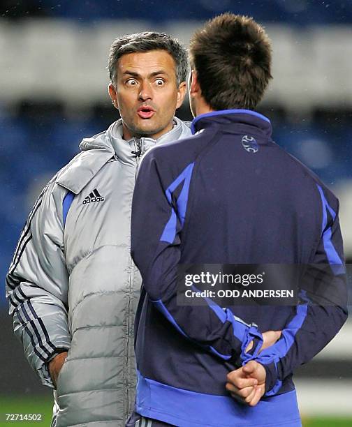 Chelsea's Portugese manager Jose Mourinho speaks with team-captain John Terry during a training session Stamford Bridge stadium in west London, 04...