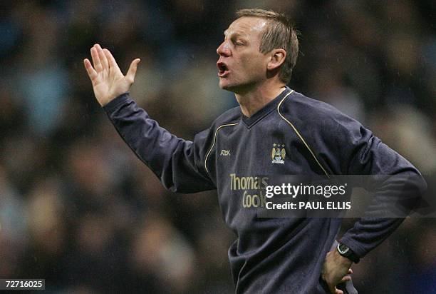 Manchester, UNITED KINGDOM: Manchester City manager Stuart Pearce shouts during their English Premiership football match against Watford at The City...