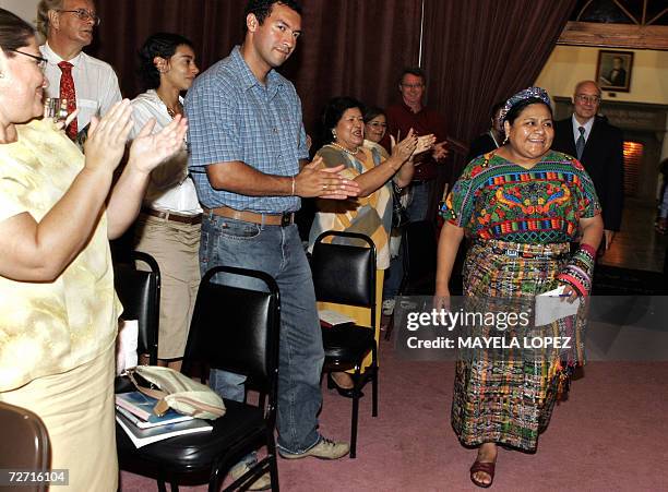 Turrialba, COSTA RICA: La guatemalteca Rigoberta Menchu premio Nobel de la Paz 1992, recibe el aplauso de miembros del Centro Agronomico Tropical de...