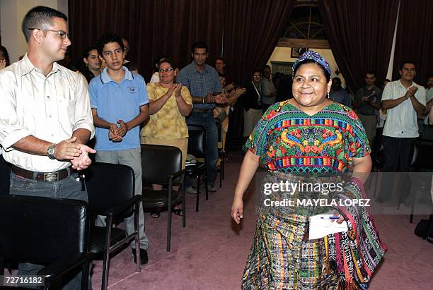 Turrialba, COSTA RICA: La guatemalteca Rigoberta Menchu premio Nobel de la Paz 1992, recibe el aplauso de miembros del Centro Agronomico Tropical de...