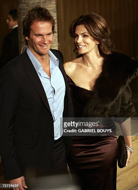 Hollywood, UNITED STATES: Top model Cindy Crawford and her husband Rande Gerber arrive for the premiere of "The Good German" in Hollywood, 04...