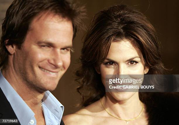 Hollywood, UNITED STATES: Top model Cindy Crawford and her husband Rande Gerber arrive for the premiere of "The Good German" in Hollywood, 04...