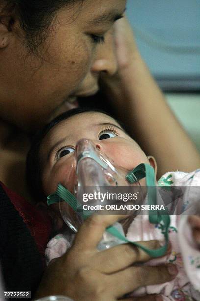 Una madre ayuda a su hijo con una nebulizacion en el hospital San Juan de Dios de Ciudad de Guatemala, el 23 de noviembre de 2006. El territorio...