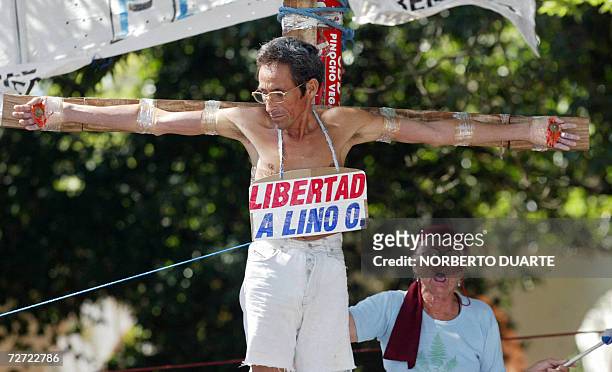 Tomas Velazquez , partidario del ex candidato presidencial y lider de un golpe de Estado, Lino Oviedo, es reconfortado por su madre despues de...