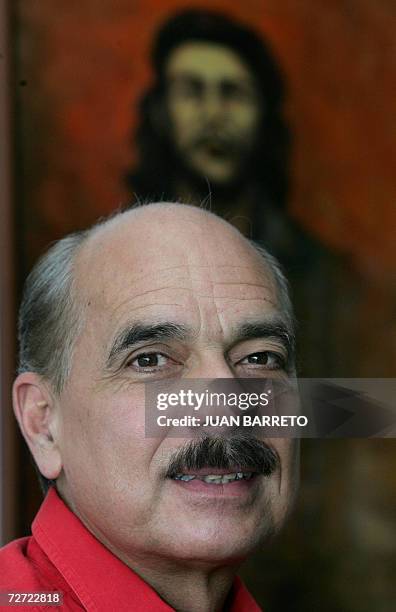 El teniente coronel William Izarra responde preguntas durante una entrevista en Caracas el 30 de noviembre del 2006. Cristo, Simon Bolivar, Ernesto...