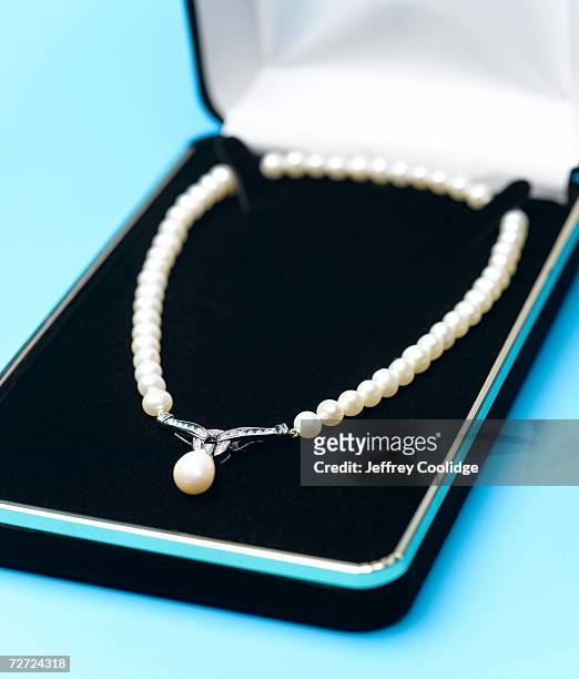 pearl pendant necklace in box, close-up (focus on pendant) - caixa de joias - fotografias e filmes do acervo