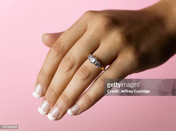 young woman wearing engagement ring, close up of hand (focus on ring) - 戒指 個照片及圖片檔