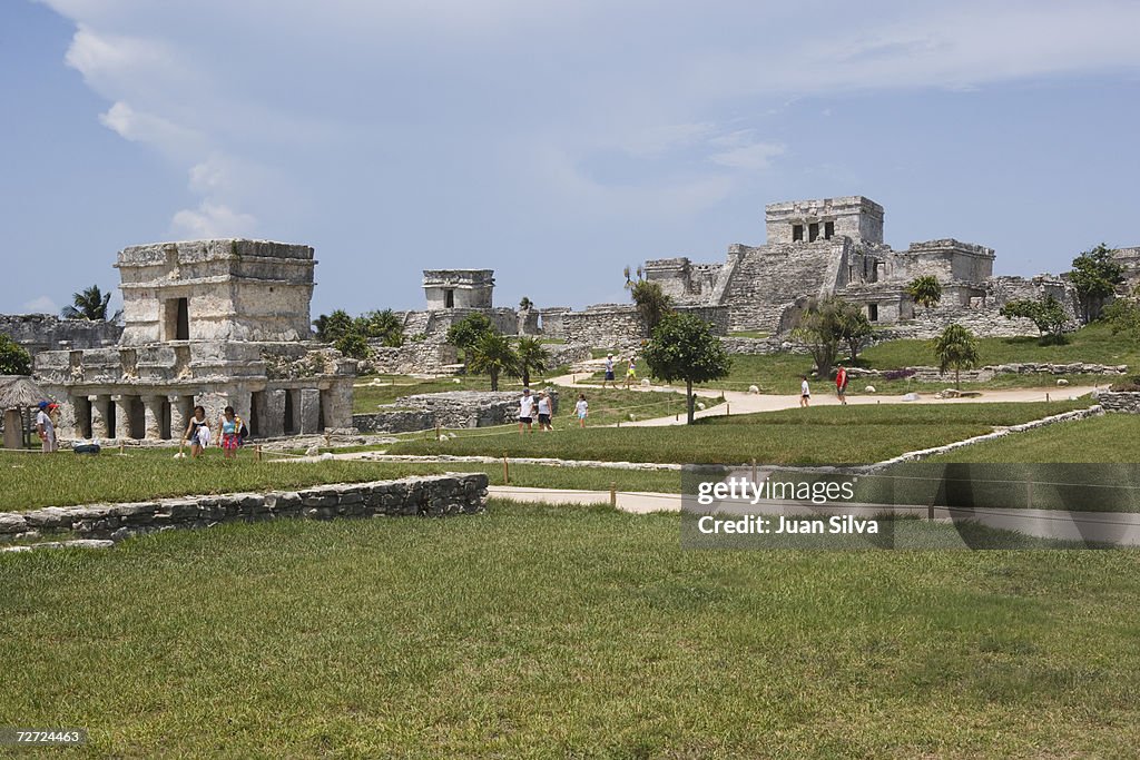 Mexico, Yucatan Peninsula, Quintana Roo, Tulum, tourists at Mayan ruins