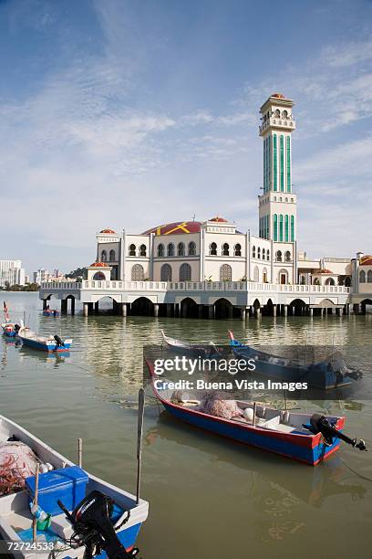 malaysia, penang, jamek tanjung mosque, boats on lake in foreground - masjid jamek stockfoto's en -beelden