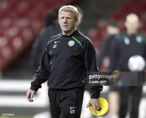 Celtic manager Gordon Strachan watches his players train at Copenhagen's Parken Stadium 05 December 2006 on the eve of the UEFA Champions League...