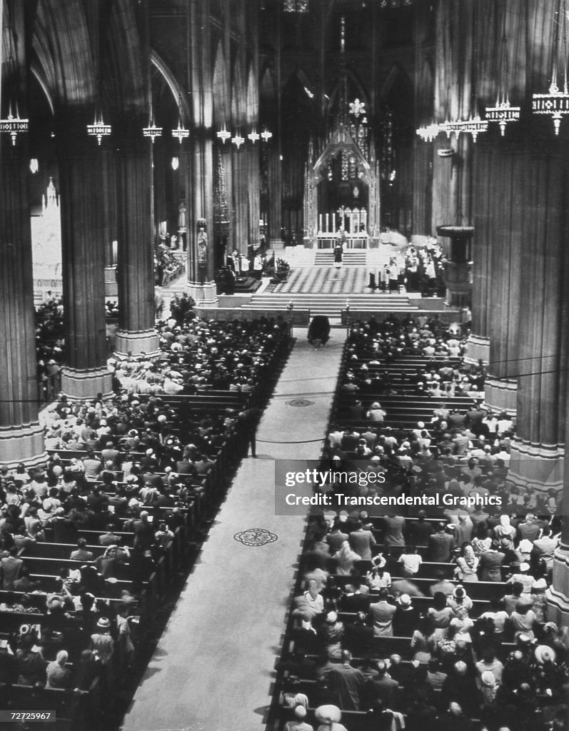 Babe Ruth Graveyard NEW YORK - AUGUST 1948. Babe Ruth lies in his coffin in St. Patricks ...
