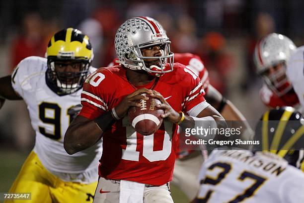 Quarterback Troy Smith of the Ohio State Buckeyes looks for a receiver against the Michigan Wolverines on November 18, 2006 at Ohio Stadium in...