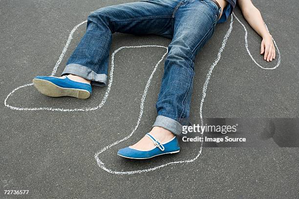 chalk outline around a woman - body line stockfoto's en -beelden