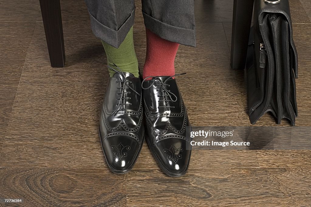 Uomo indossa calzini dispari