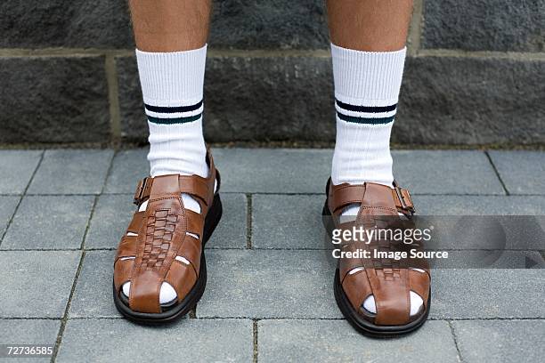 homme portant des sandales - sandales photos et images de collection