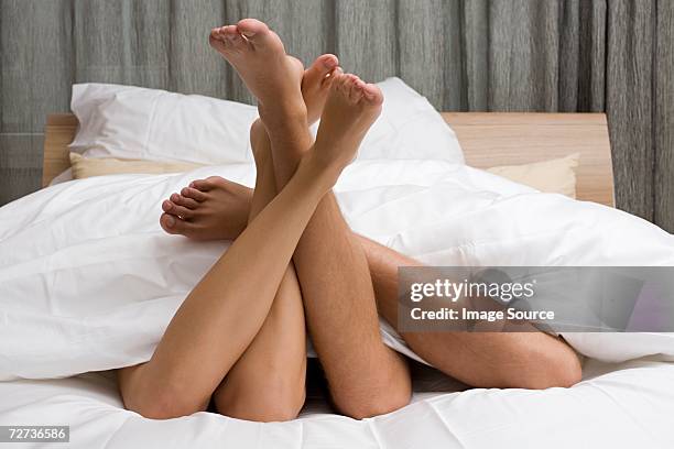 casal jovem deitada na cama - appearance imagens e fotografias de stock