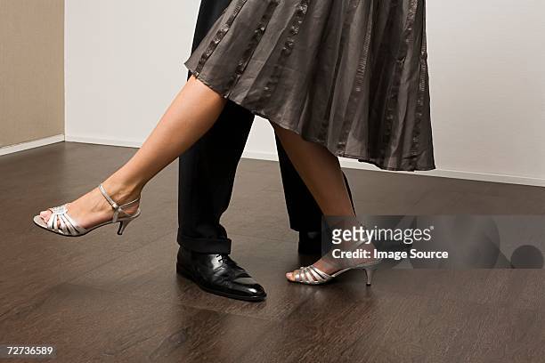 pareja de baile - fashion woman floor cross legged fotografías e imágenes de stock