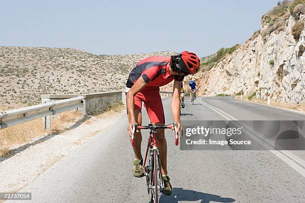 cyclist looking over shoulder - cycling race stockfoto's en -beelden