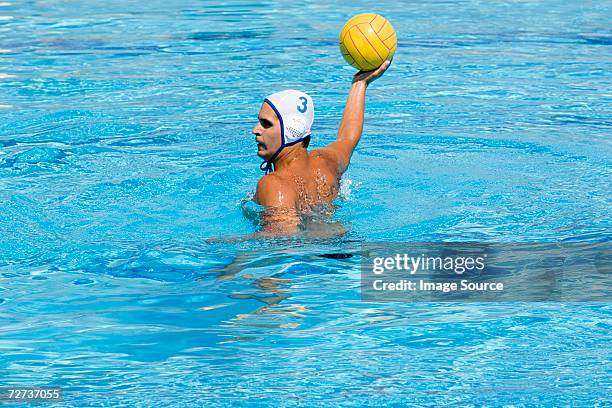 man playing water polo - male throwing water polo ball stockfoto's en -beelden